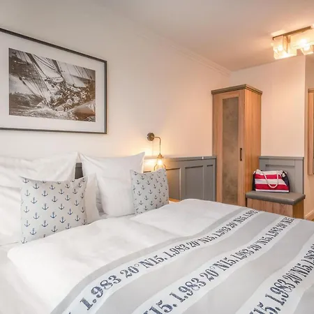 Yachtclub Hotell 4*