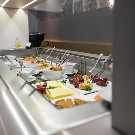 ホテル Yachtclub 4*