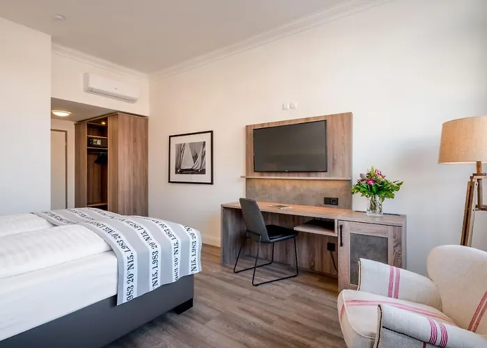 Yachtclub Hotell 4*