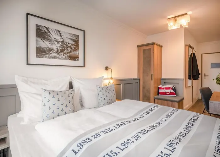 Yachtclub Hotell 4*