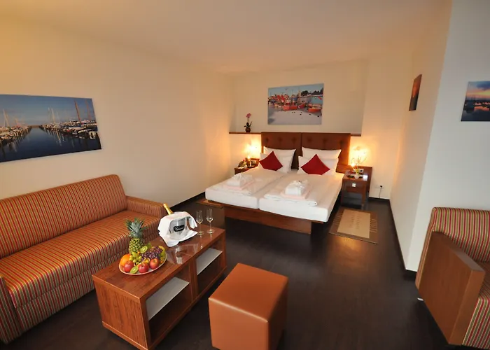 Yachtclub Hotell 4*